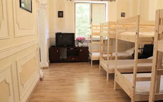 Like Hostel