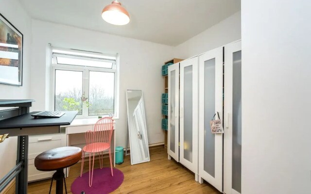 NEW Sleek & Colourful 2 Bedroom Flat Forest Hill