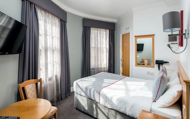 OYO Townhouse New England Victoria