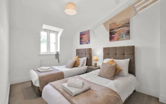 Foxherne 6 Bdrm, 3BA Hse -17