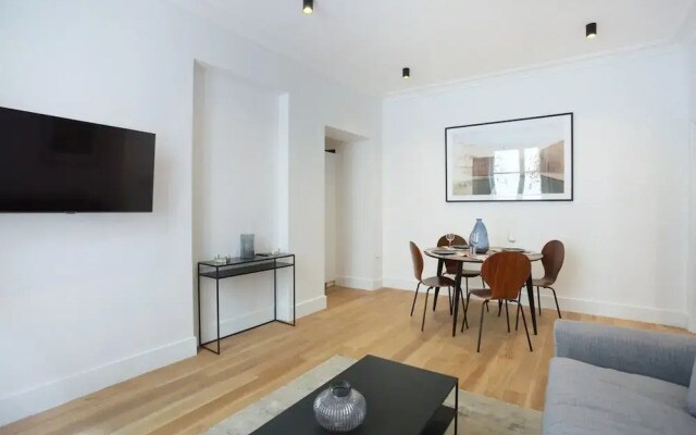 Elegant Apartment at the Palais Royal Opera