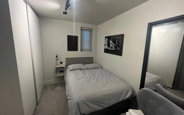 Apartment - Sleeps 4 - Parking - Near Station
