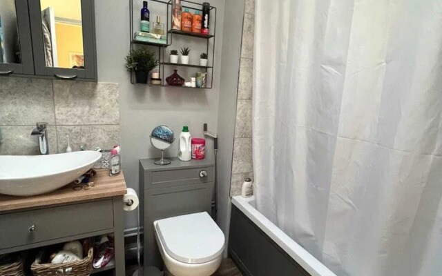 Quiet 3 Bedroom House With a Garden in Putney