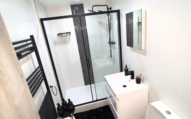 City Centre 1-bed Apartment in Preston With Sky