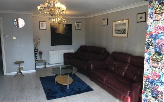 Lovely 3-bed House in Farnham Royal Slough