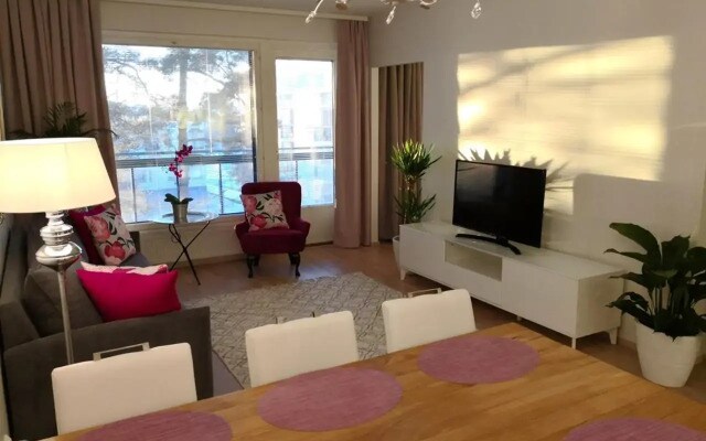 Charming Pine View Apartment