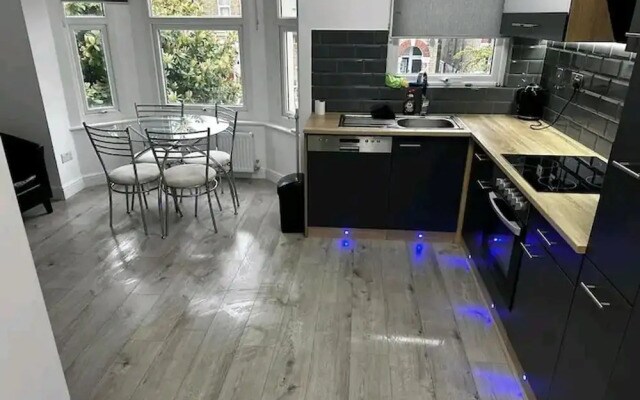 Flat - Sleeps 4 & Free Parking