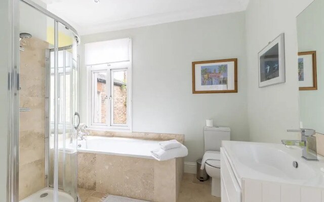 JOIVY Charming 3 bed house with a rooftop terrace