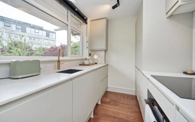 Luxury Designer Flat in Putney by Underthedoormat