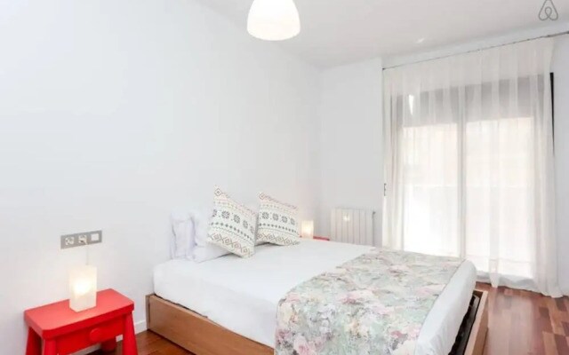 Modern 2 Bedroom Flat Next to Camp Nou