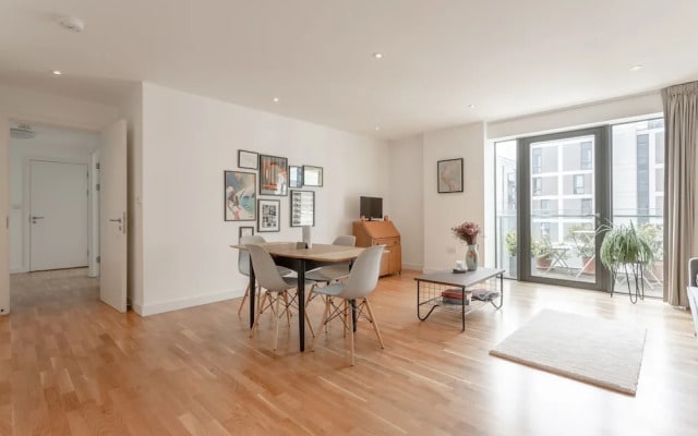 Stylish 2 Bedroom Flat With Balcony