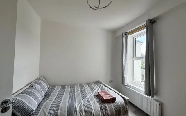 Three Double Rooms in Spacious Home
