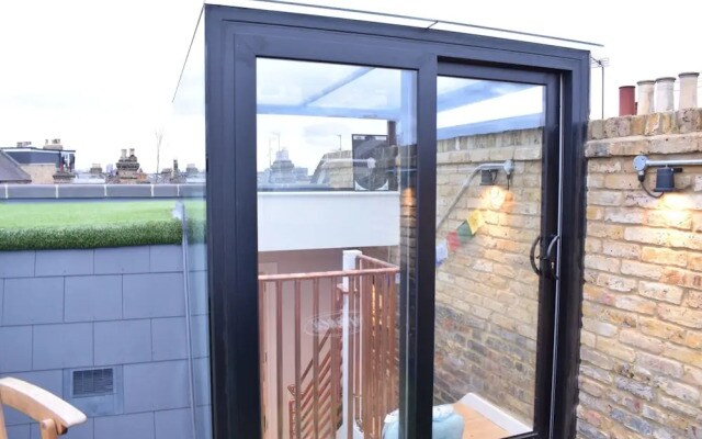 Retro 2 Bedroom Flat in Clapham