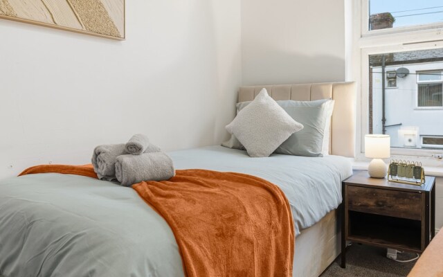 House - Sleeps 6 - On Street Parking
