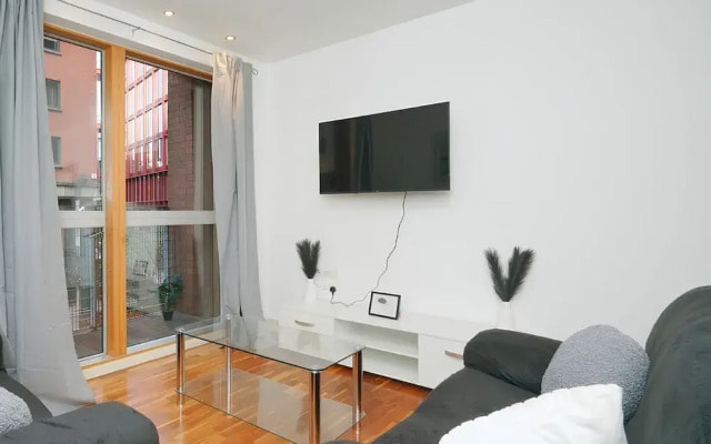 2 Bed Flat - Sleeps 6 - Parking - Wifi