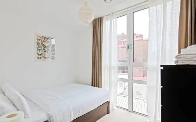 Sleek & Spacious 4 Sleeper, 5 Mins to Moorgate