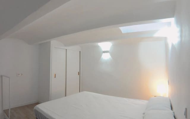 Duplex con cama de 135cm, A/C. WiFi metro Plaza Eiptica