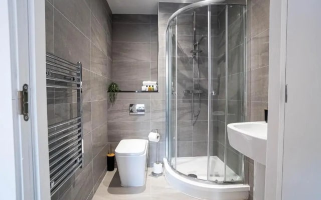 Luxe 3BR Great Central Apartment City View Near Sheffield