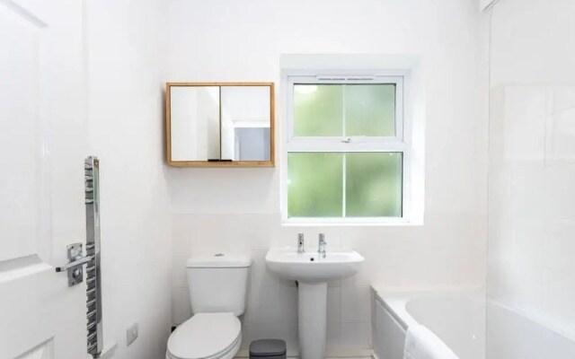 Lovely One-bedroom Serviced Apartment in Eccles