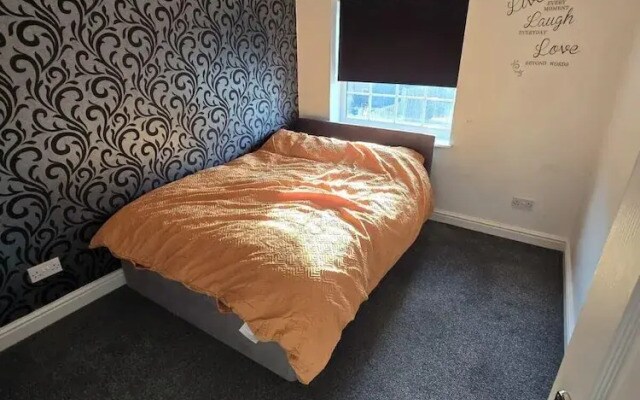 Spacious Central Home - Sleeps 7, Garden & Parking