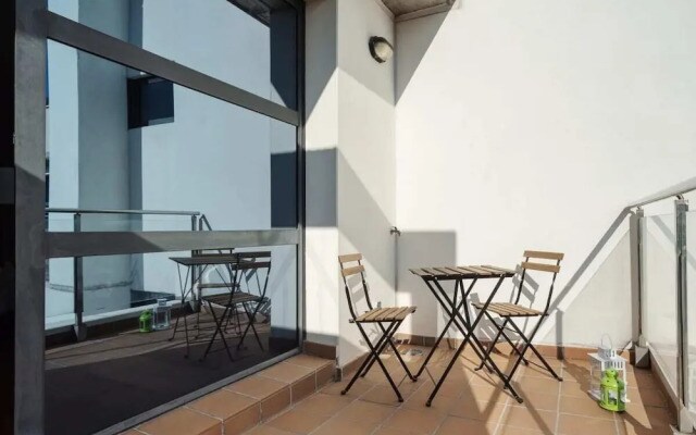 Studio w Balcony in Sanchinarro, 7 min to Train