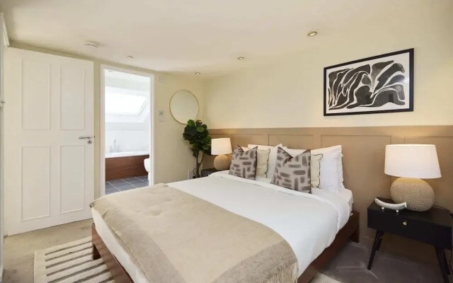 Chiswick Townhouse with Garden & Parking