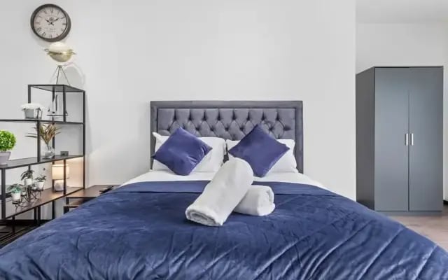 Modern Spacious Sleeps 4 Studio Golders Green