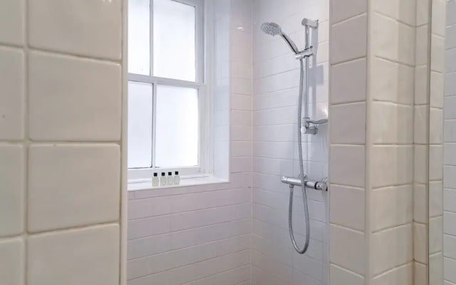 Liverpool Street 2BR City Apartment
