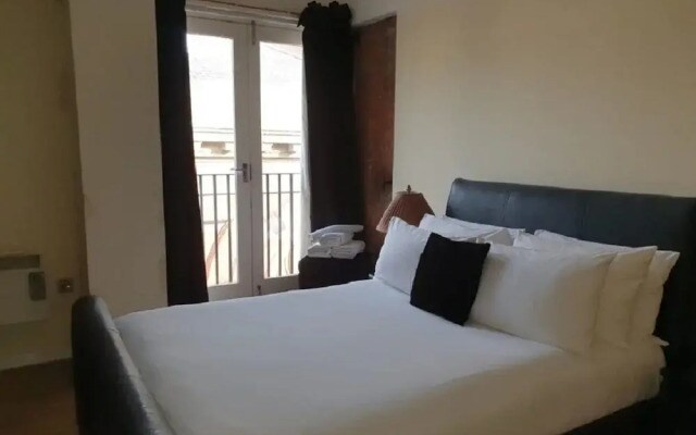 Contractor Bookers at Infinity Apartments