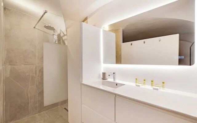 Authentic Apartment - 2br/4p - Monnaie