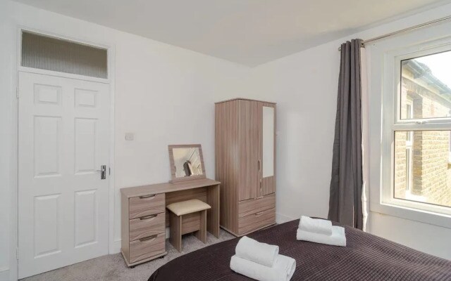 Bright 2 Bedroom Flat Easy Access to London Bridge