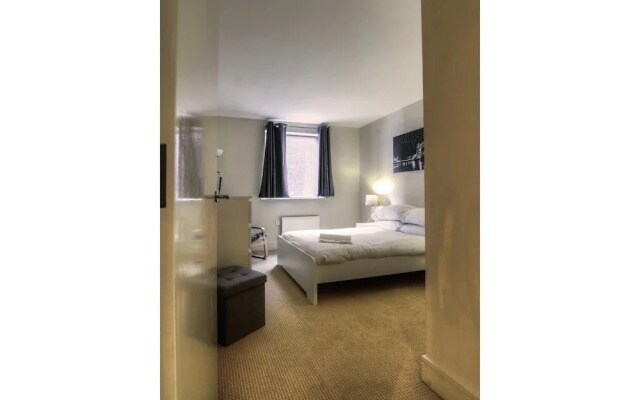 Modern, Spacious 1BR Central Manchester Flat for 4
