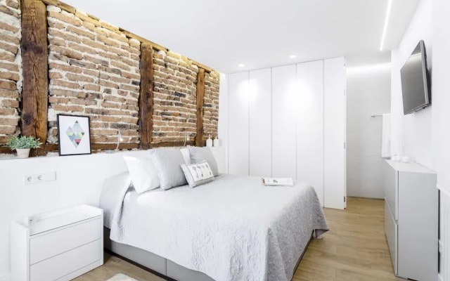 Santa Ana Apartment by Flatsweethome