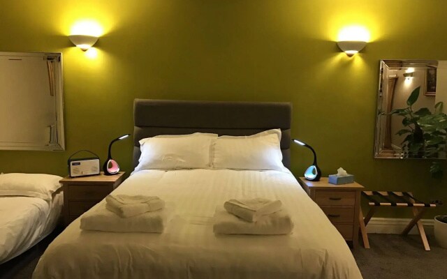 OYO Oakcroft Guest House Manchester Airport