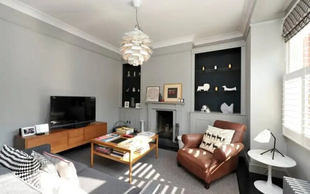 Newly Renovated 3 Bedroom Flat with Terrace