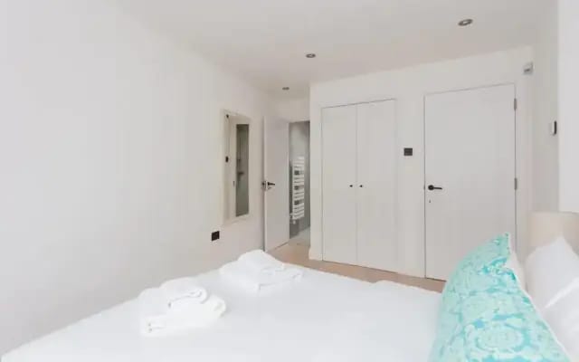Contemporary 2 Bedroom House in Vibrant Shepherds Bush
