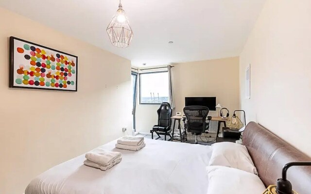 Sleek Flat w/ River Views In Canary Wharf