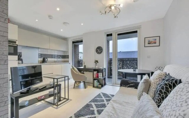 Modern 1 Bedroom Apartment With Balcony