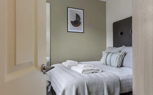 Immaculate 2 Bed Flat in West Kensington