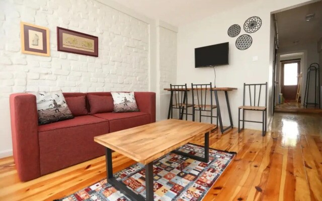 Flat with Balcony and Shared Terrace in Beyoglu