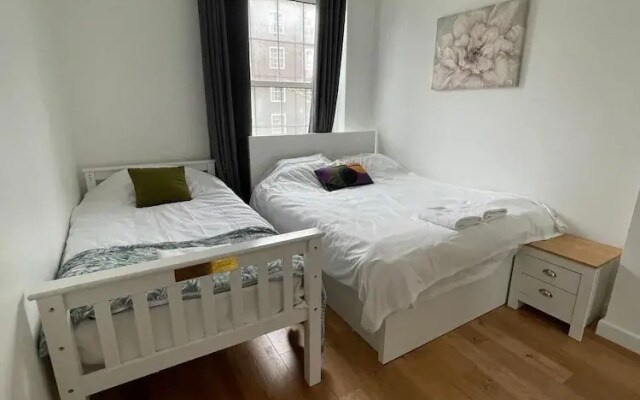 3 Bed Flat - Sleeps 6 - Parking - Wifi