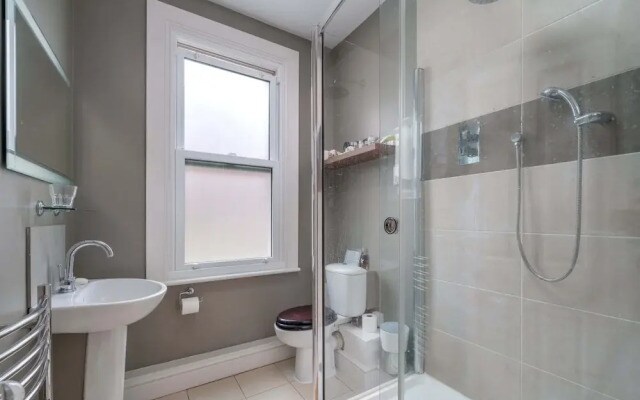 Modern flat near Battersea Park, London