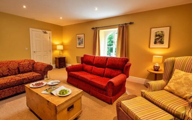 Elegant Duplex in Buxton's Historic Center, No Deposit