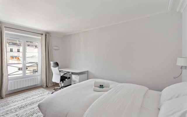 Modern Apartment Near Opera Garnier