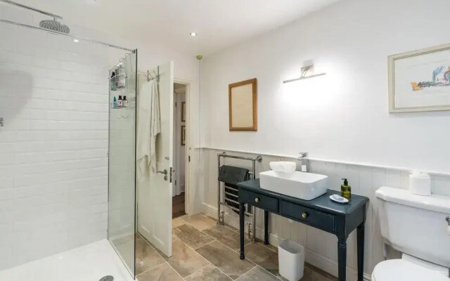 Delightful 1BD Flat in the Heart of Barnes Village