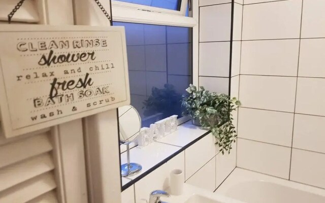 Bright 4-bed House 15 min to Manchester Centre