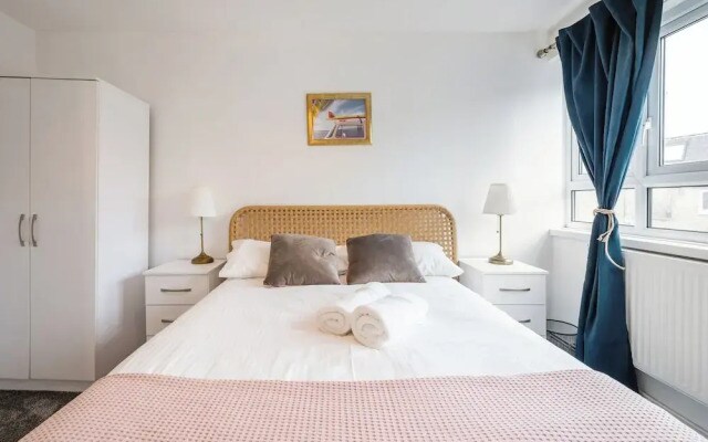 Nice 2-bed flat near earls court
