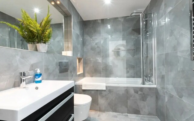 Luxurious 1 Bed Apartment - Free Wifi and Parking