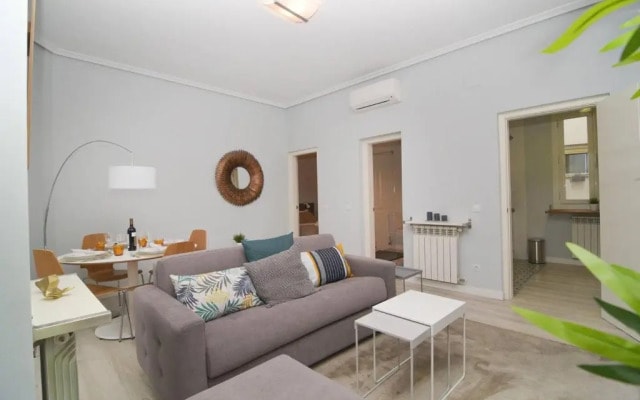 Bright Apartment in La Latina by Batuecas