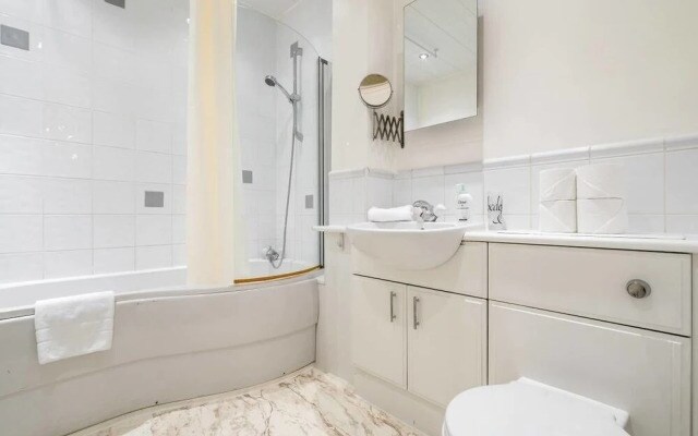 Spacious 2BR Home in Islington - up to 6 Guests!